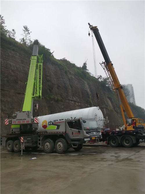 东乡族自治县“不怕风雨冻”—— 吊车的 “恶劣环境适应” 技术